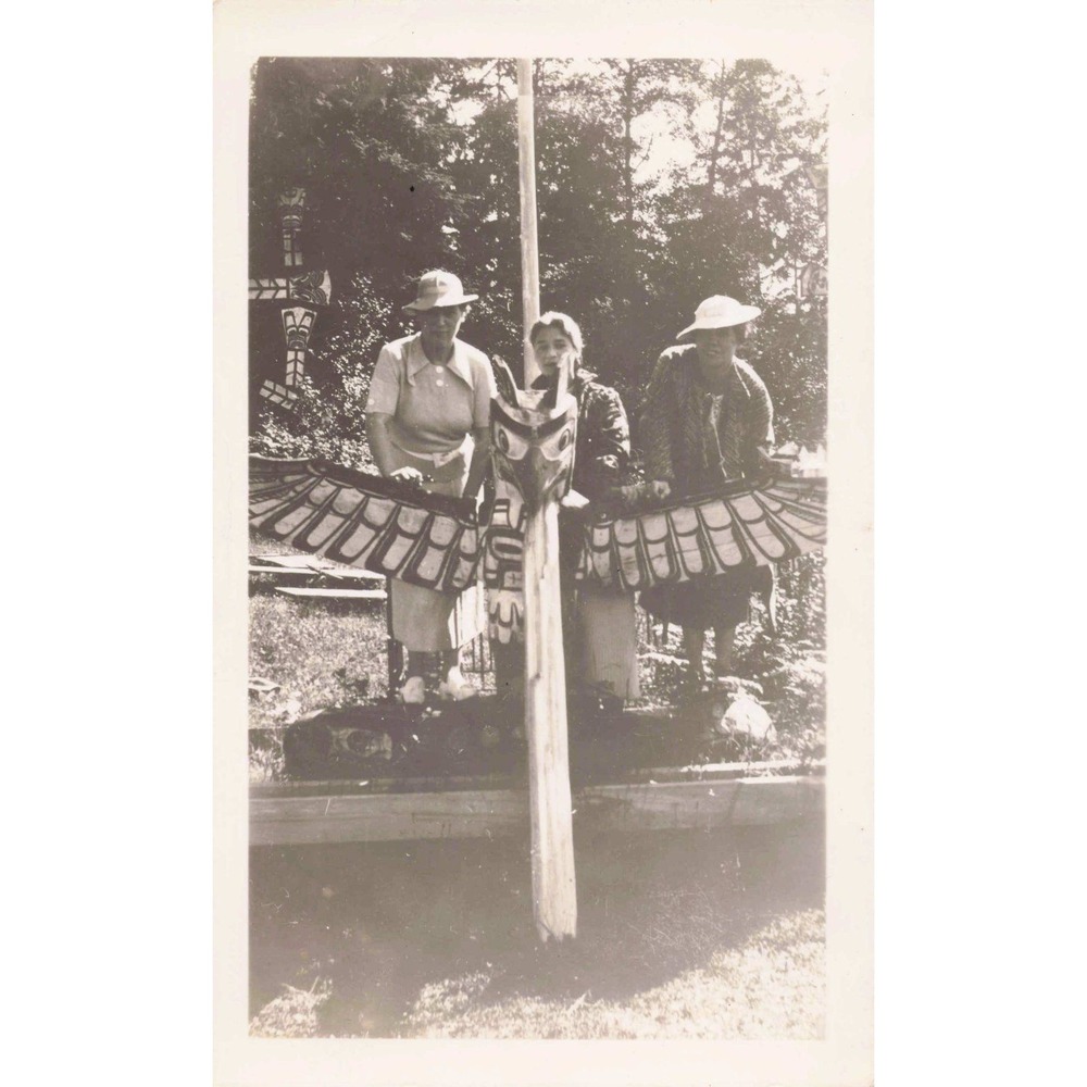 Vtg B&W Photo 3 Women Totem Pole Thunderbird Pacific Northwest VG+ - Picture 1 of 2